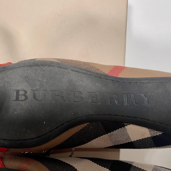**SOLD** Burberry | Avonwick Housecheck Flats - Picture 11 of 12